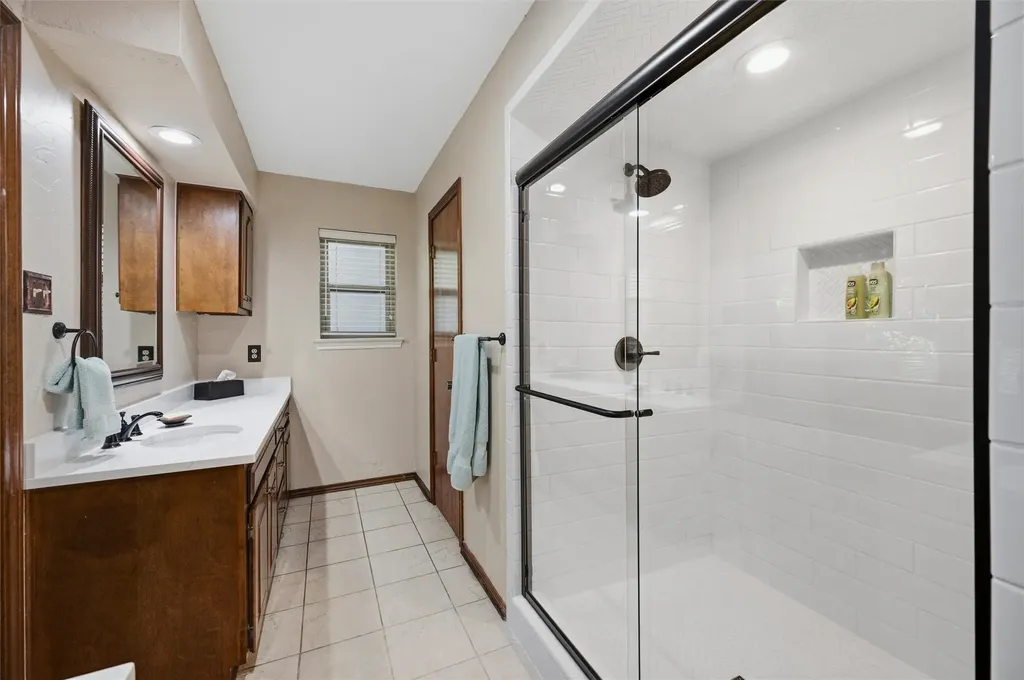429 Rolling Hills Trail Arlington TX 76011