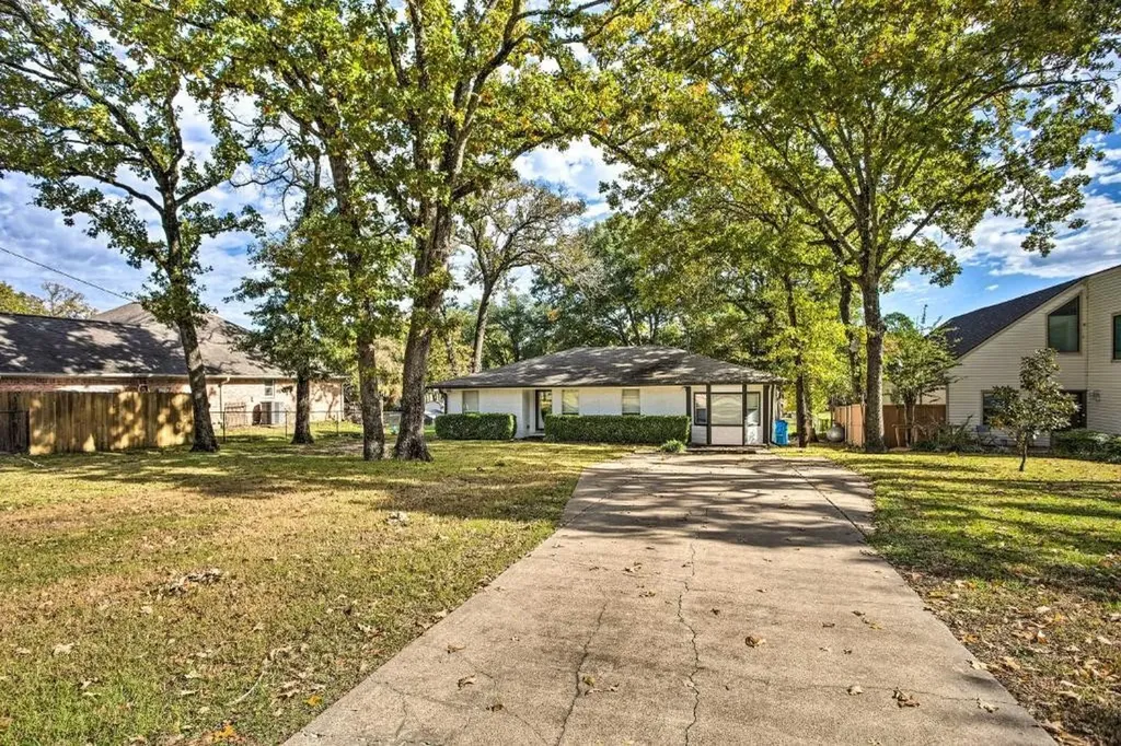108 Camino Robles Street Gun Barrel City TX 75156