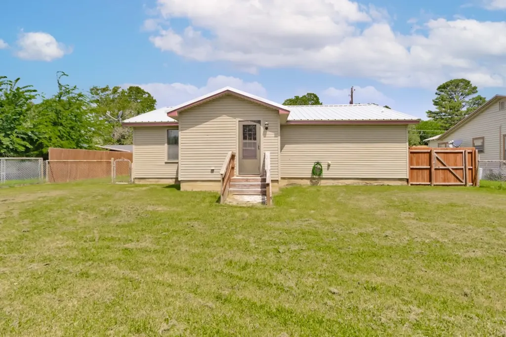 907 N Lamb Street Bowie TX 76230
