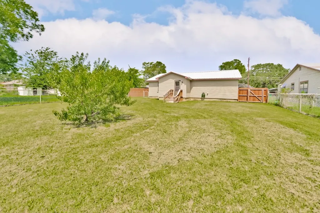 907 N Lamb Street Bowie TX 76230
