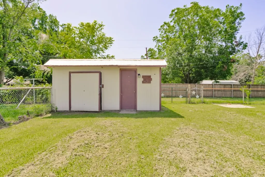 907 N Lamb Street Bowie TX 76230
