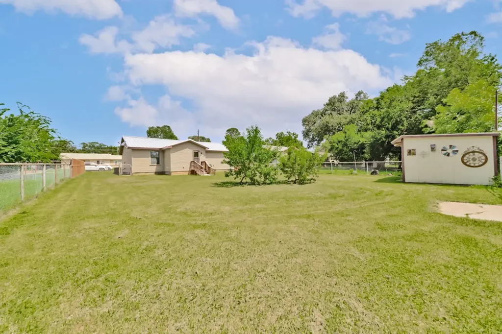 907 N Lamb Street Bowie TX 76230