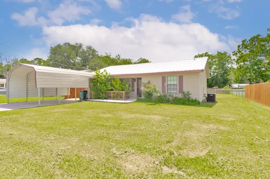 907 N Lamb Street Bowie TX 76230