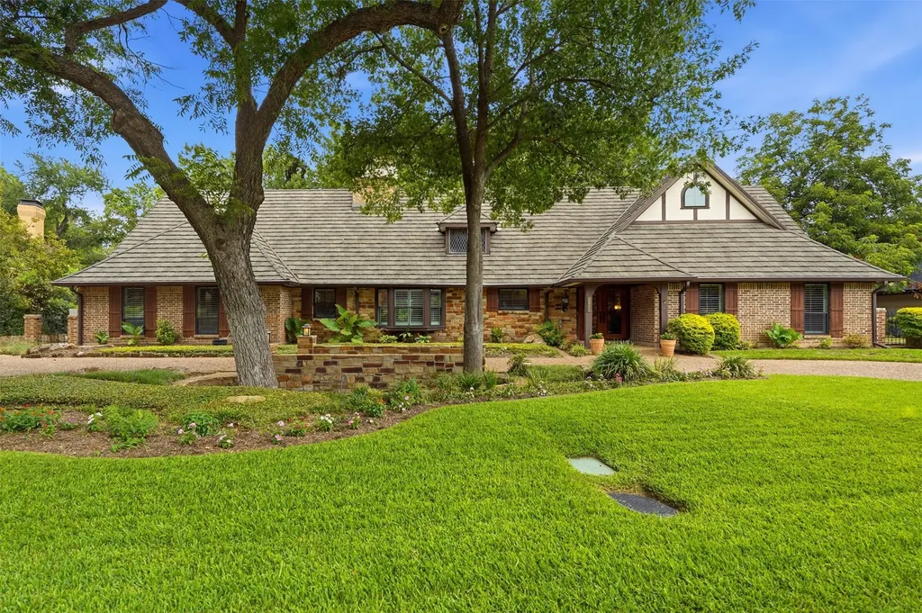 3805 Hollow Creek Road Benbrook TX 76116