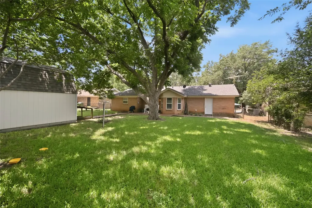 501 Simmons Drive Euless TX 76040