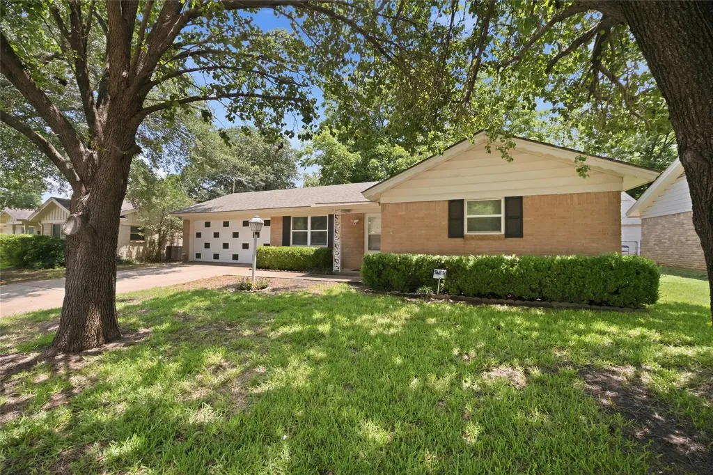 501 Simmons Drive Euless TX 76040