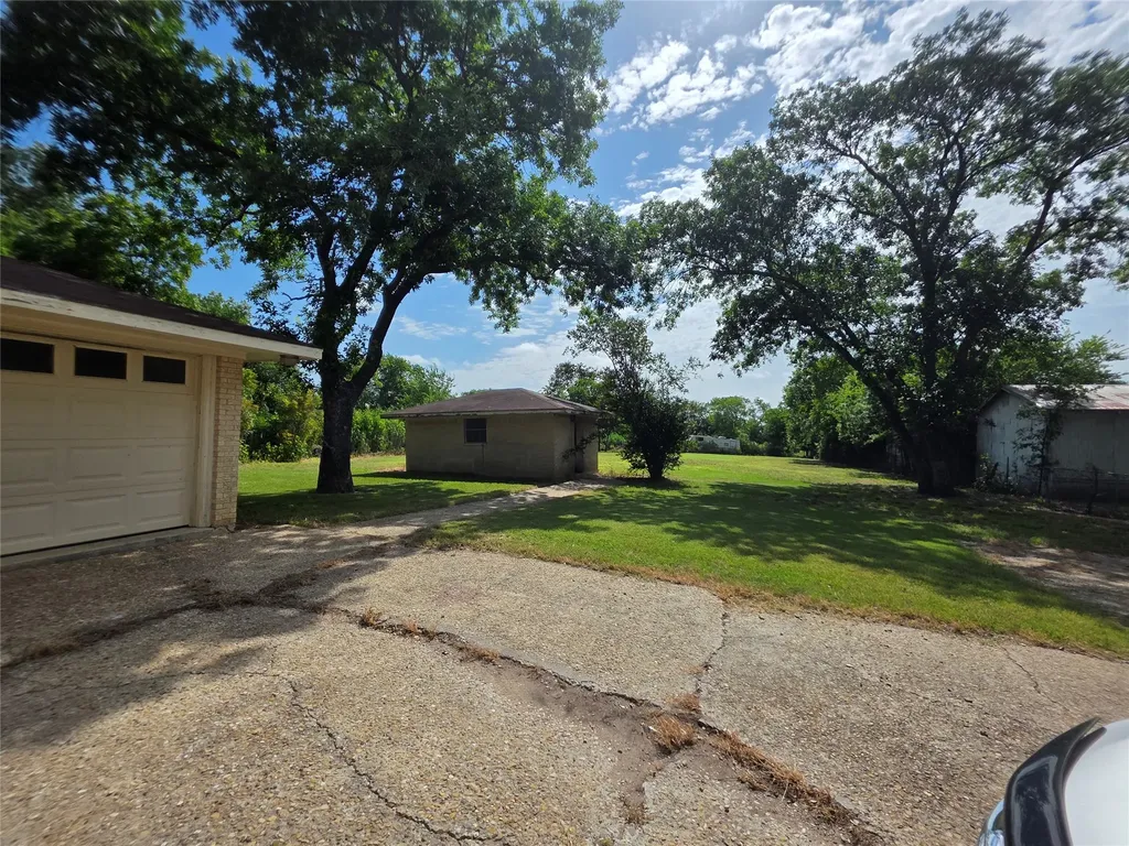 204 Fordyce Street Barry TX 75102