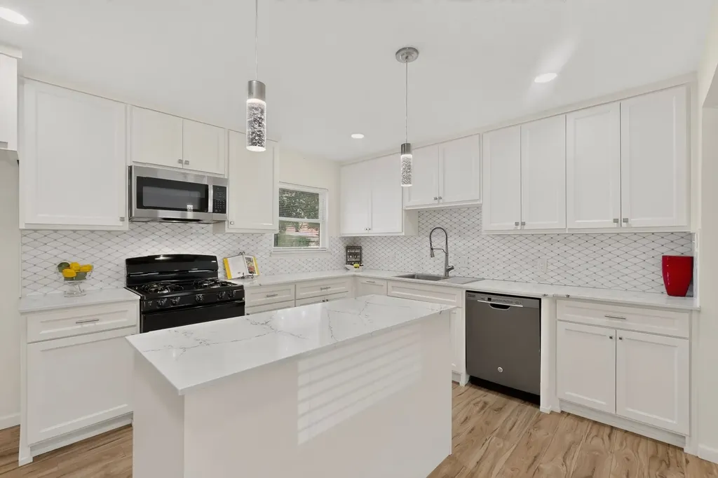 813 Travis Street Garland TX 75040