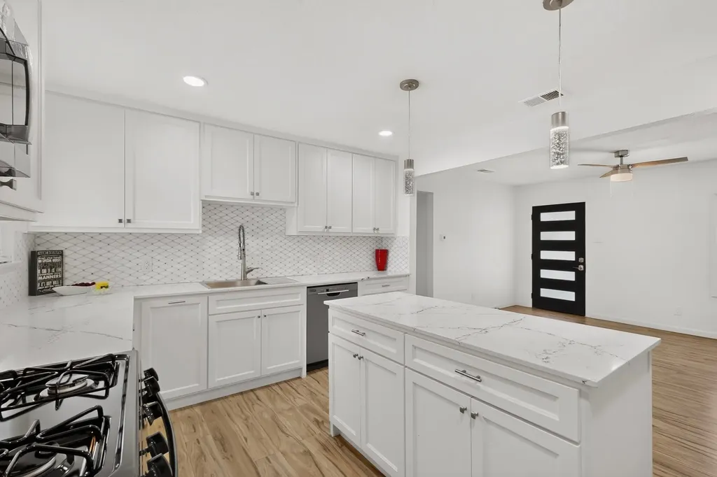 813 Travis Street Garland TX 75040