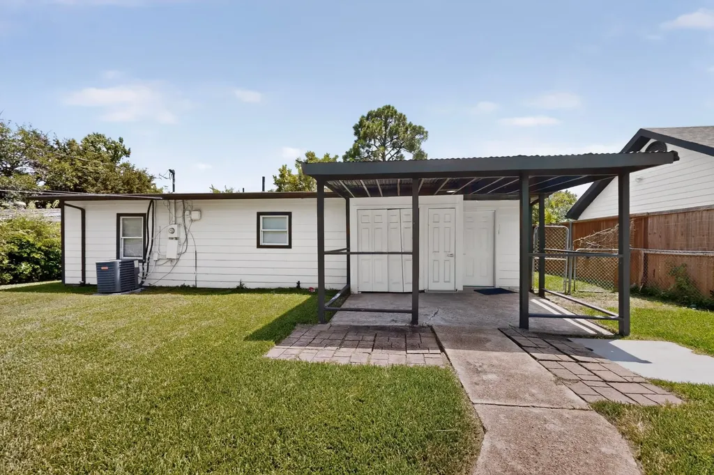813 Travis Street Garland TX 75040