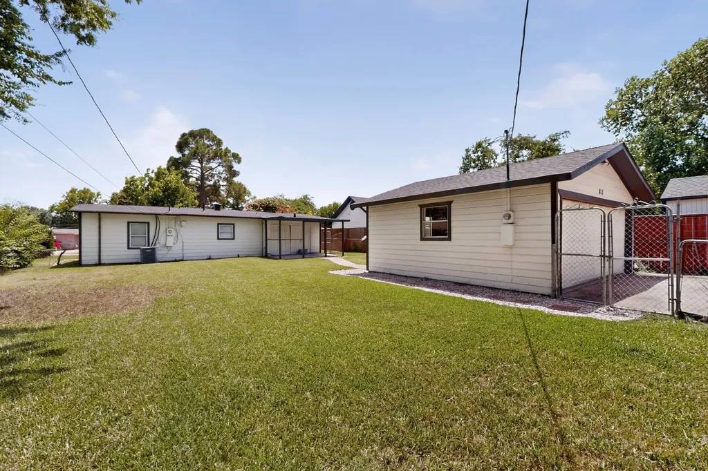 813 Travis Street Garland TX 75040