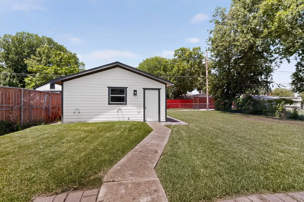 813 Travis Street Garland TX 75040