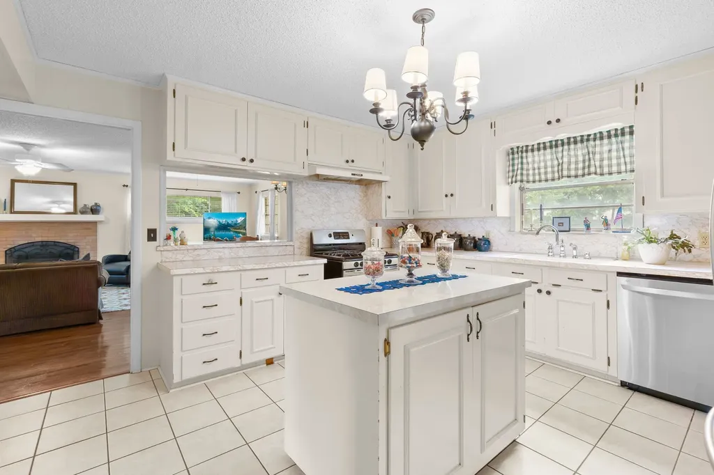 2810 Tanglewood Drive Commerce TX 75428