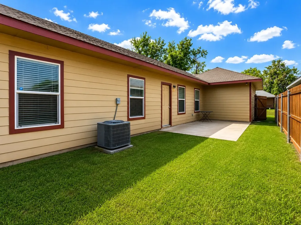 719 E 6th Street Bonham TX 75418