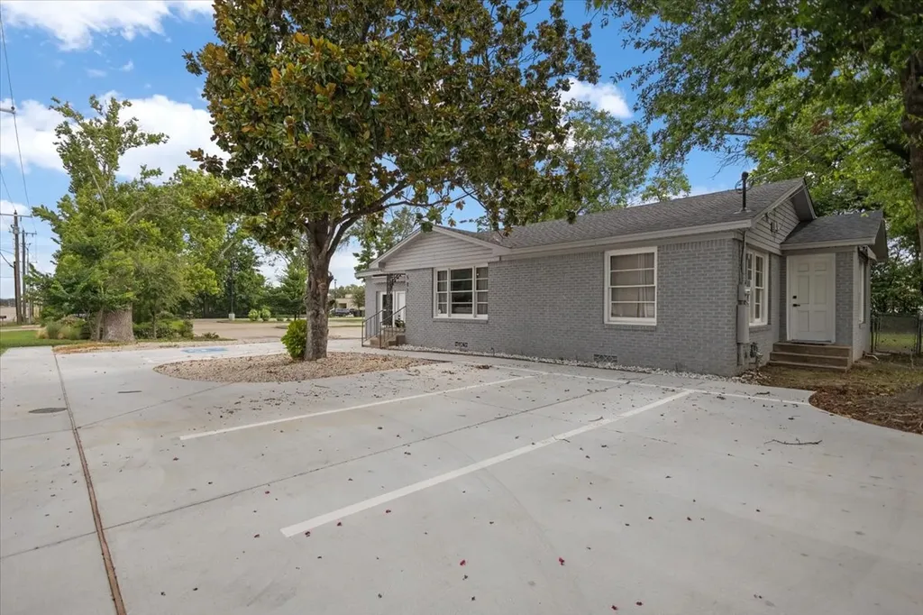 501 N Main Street Lindale TX 75771