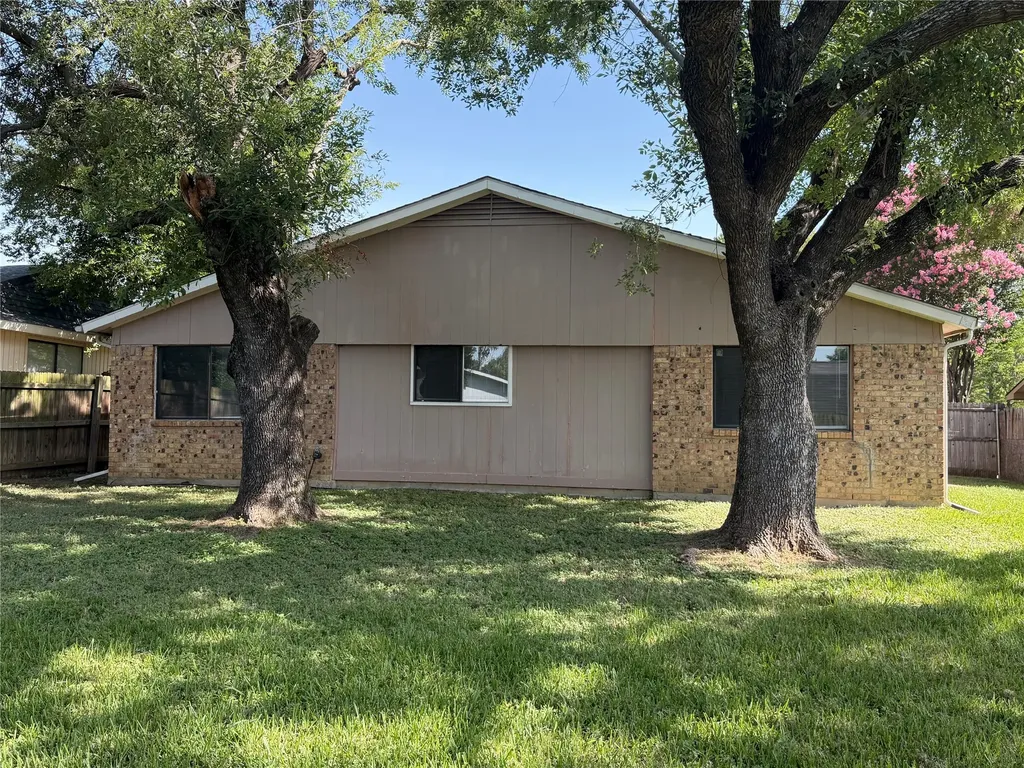 1206 Brook Hill Lane Arlington TX 76014