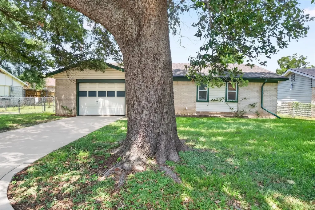2461 Lisa Street Grand Prairie TX 75051