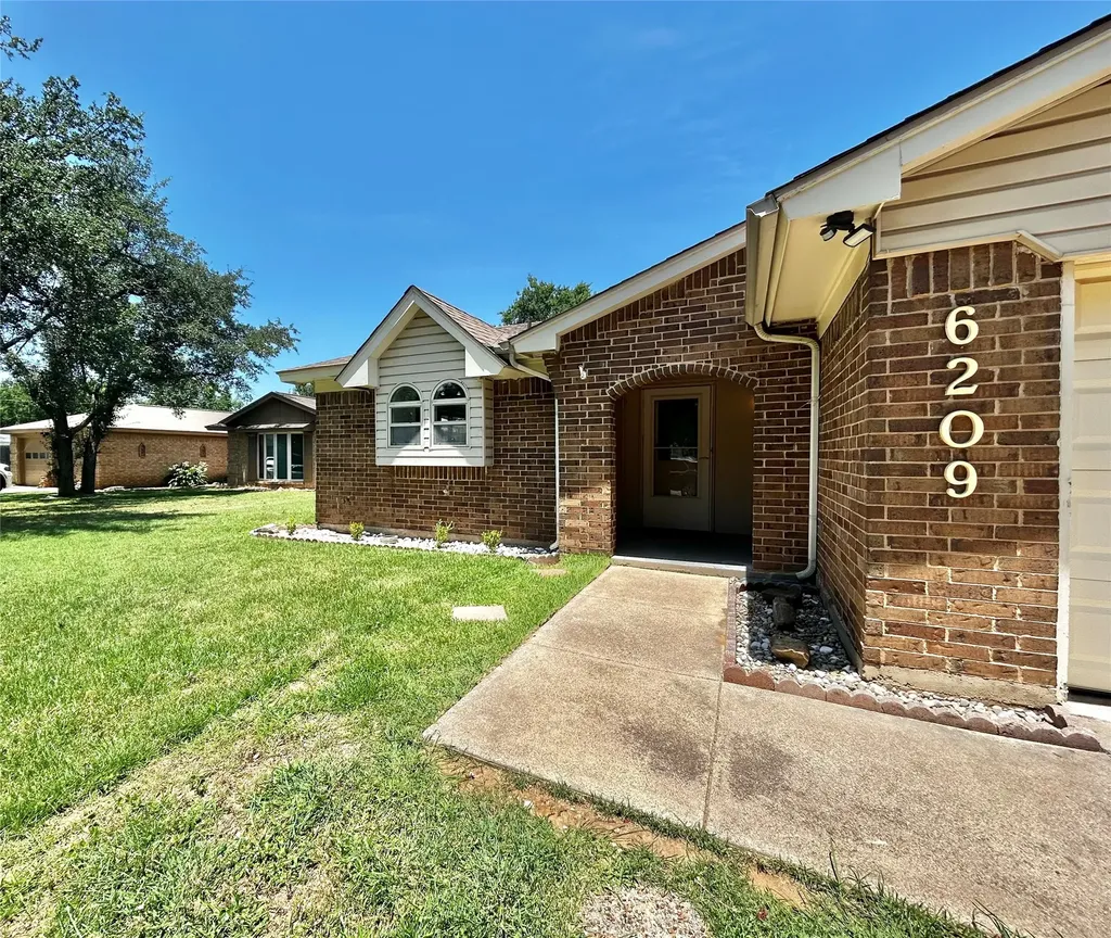 6209 Gayle Drive North Richland Hills TX 76180