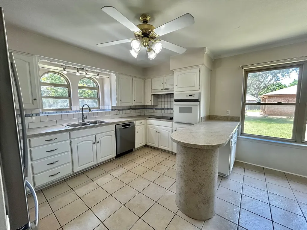 6209 Gayle Drive North Richland Hills TX 76180