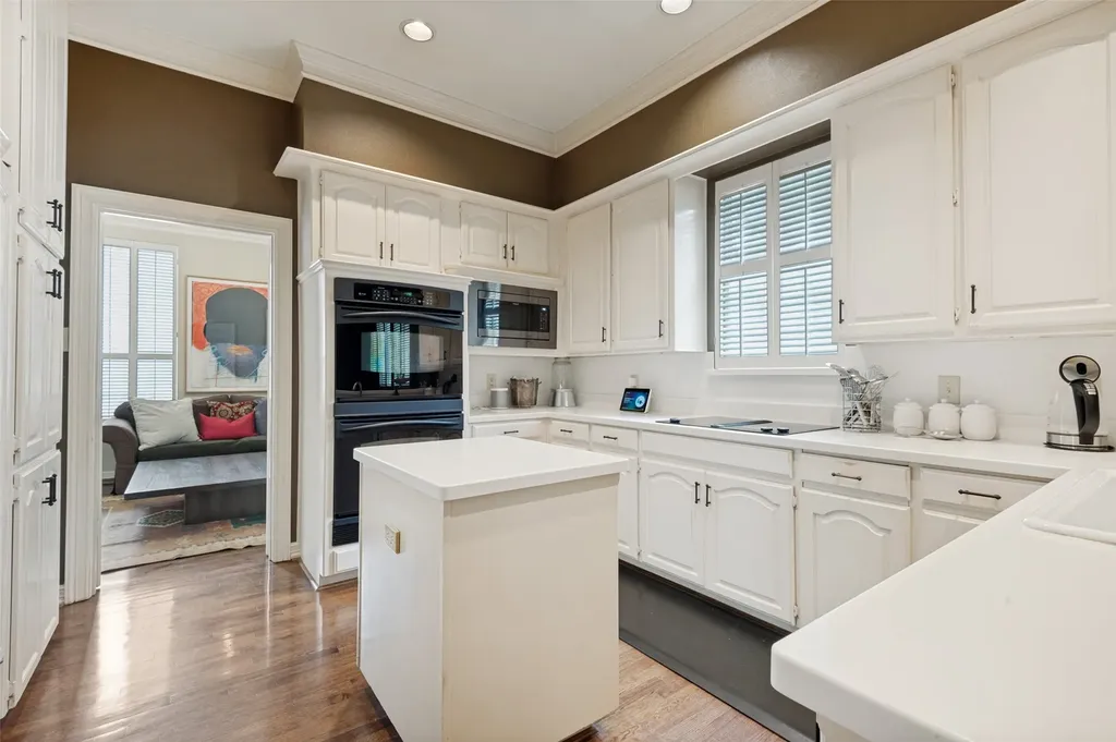 1608 Crockett Circle Irving TX 75038