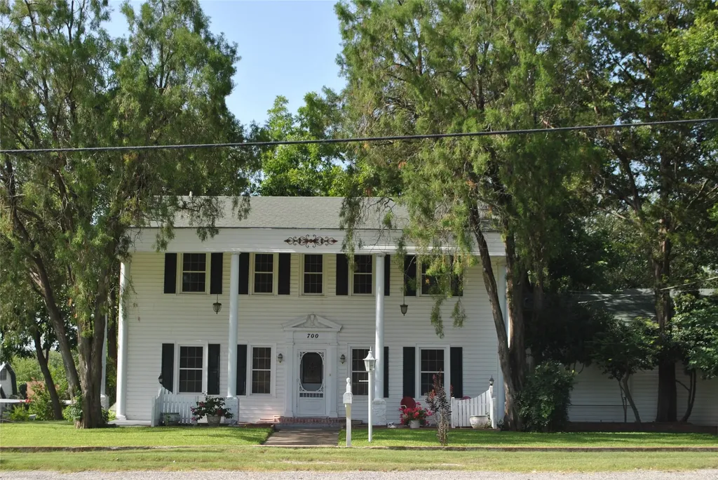 700 W Wrights Avenue Comanche TX 76442
