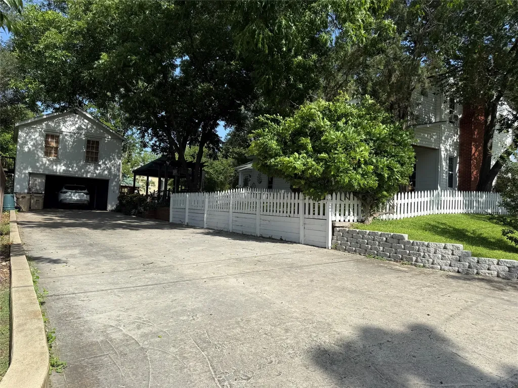 700 W Wrights Avenue Comanche TX 76442