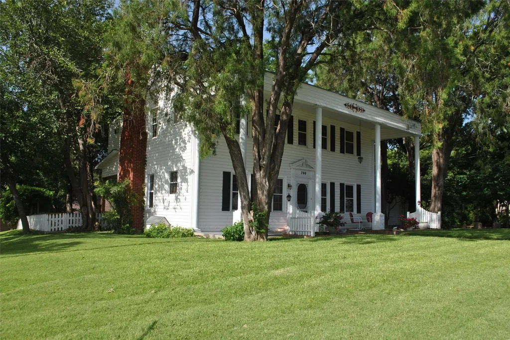 700 W Wrights Avenue Comanche TX 76442