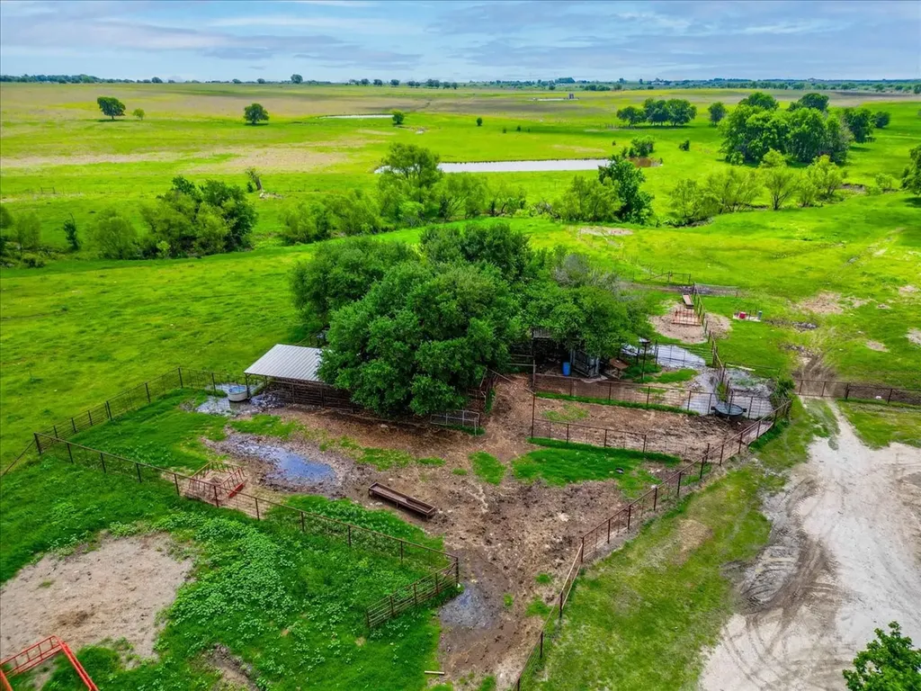 11436 St Highway 171 Covington TX 76636