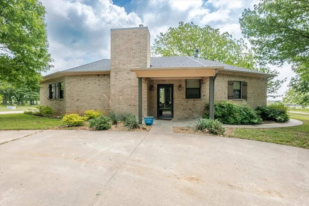 11436 St Highway 171 Covington TX 76636
