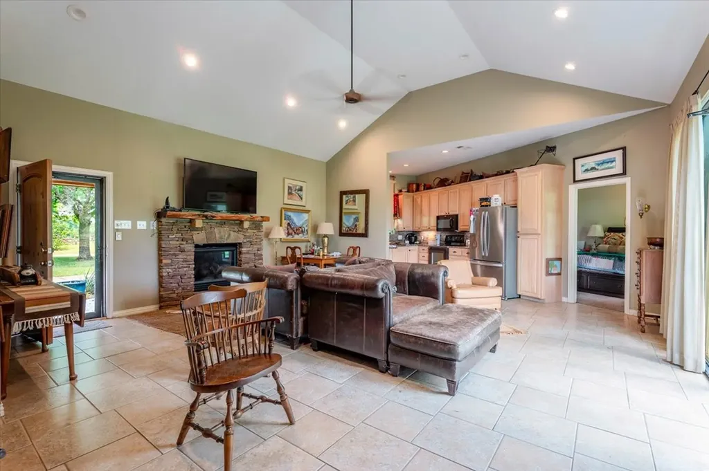 11436 St Highway 171 Covington TX 76636