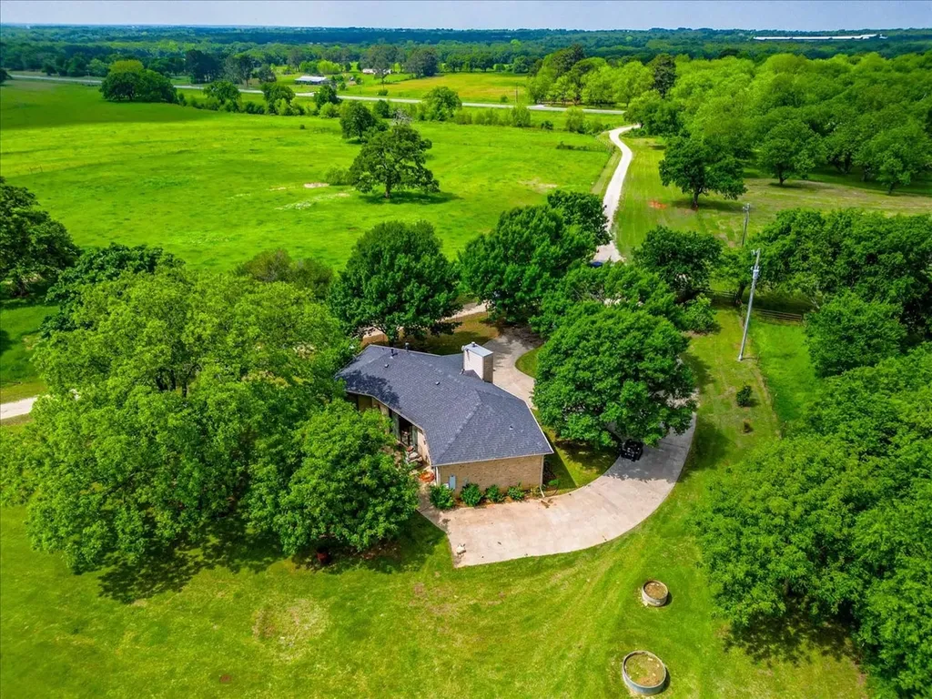 11436 St Highway 171 Covington TX 76636