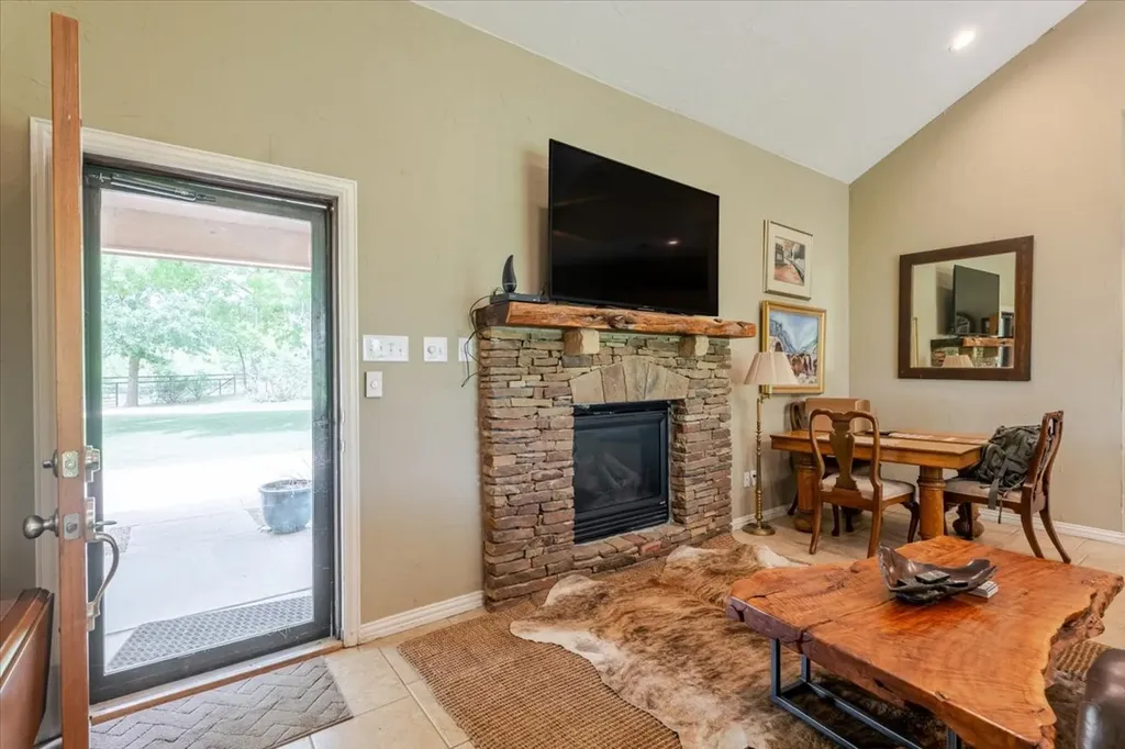 11436 St Highway 171 Covington TX 76636