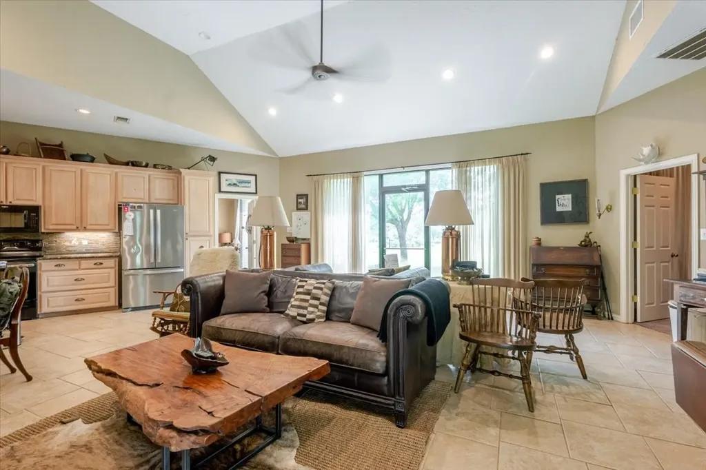 11436 St Highway 171 Covington TX 76636