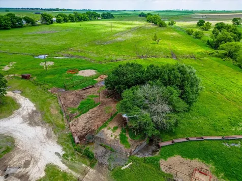 11436 St Highway 171 Covington TX 76636