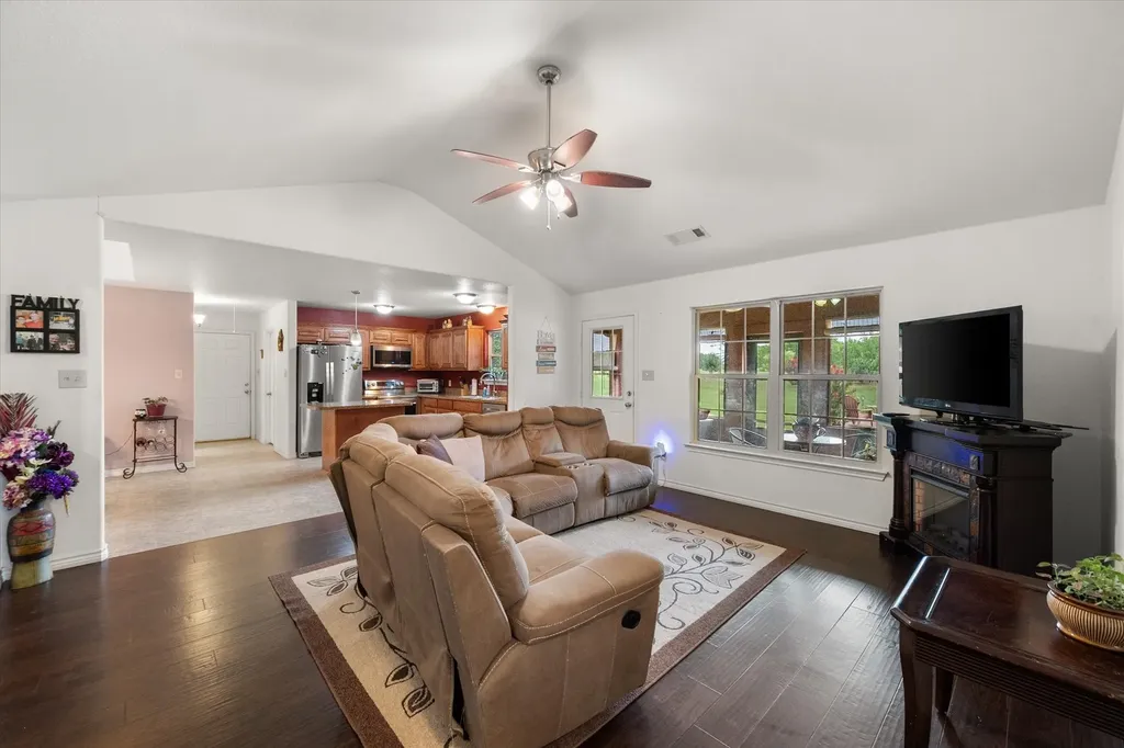 123 Clubhouse Drive Corsicana TX 75109
