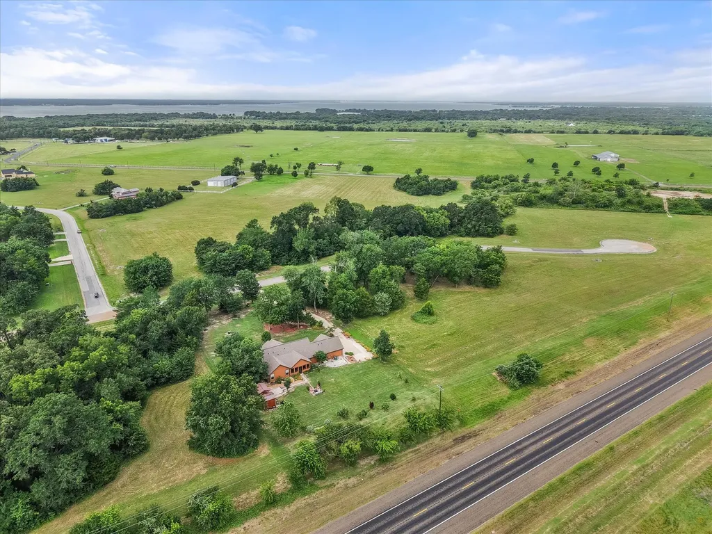 123 Clubhouse Drive Corsicana TX 75109