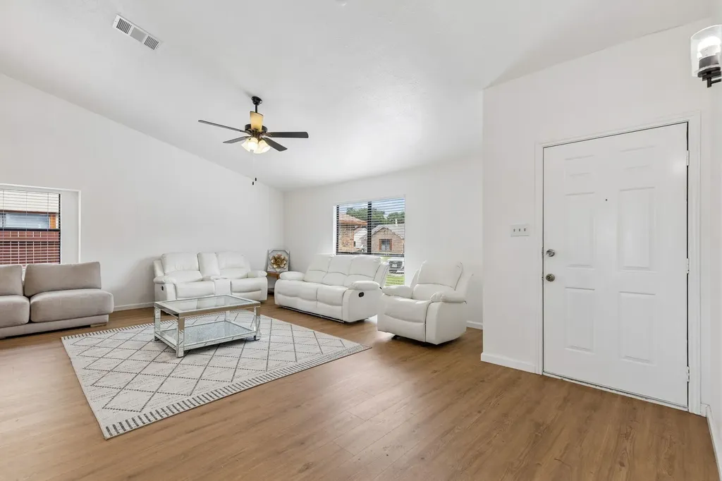 2217 Sharpshire Lane Arlington TX 76014