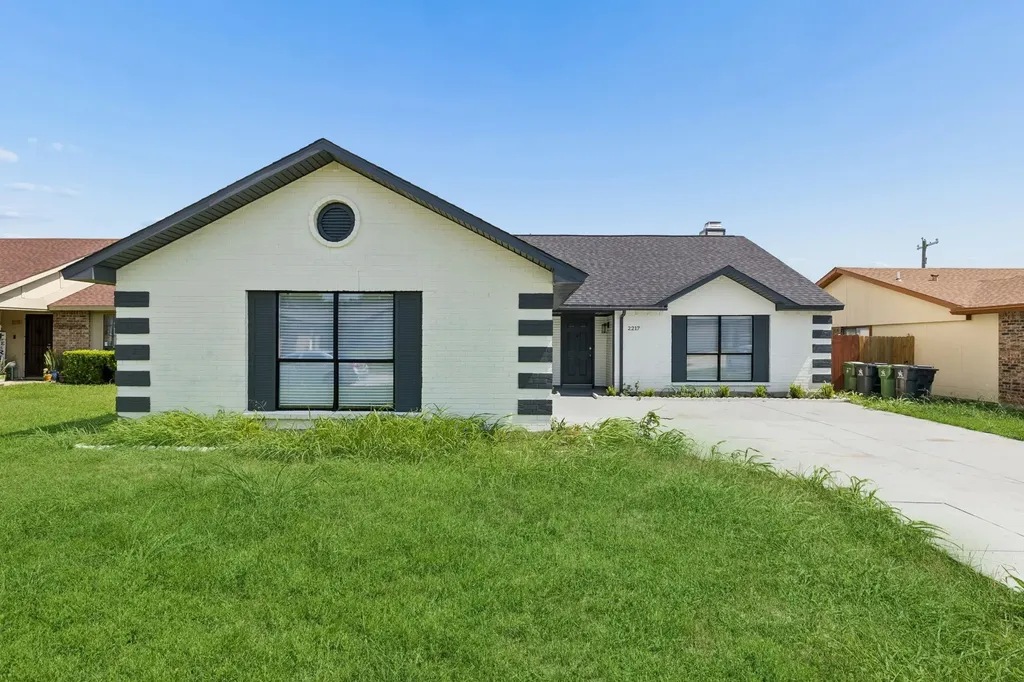 2217 Sharpshire Lane Arlington TX 76014