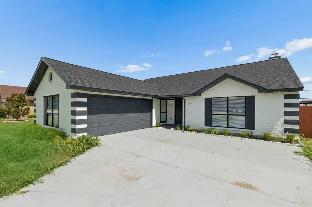 2217 Sharpshire Lane Arlington TX 76014