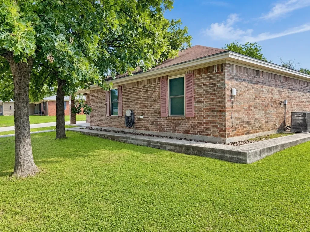 503 Lasalle Street Bowie TX 76230