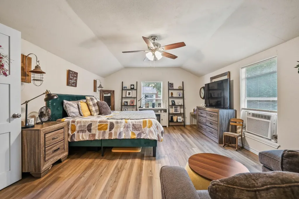 1718 N Shannon Street Sherman TX 75092