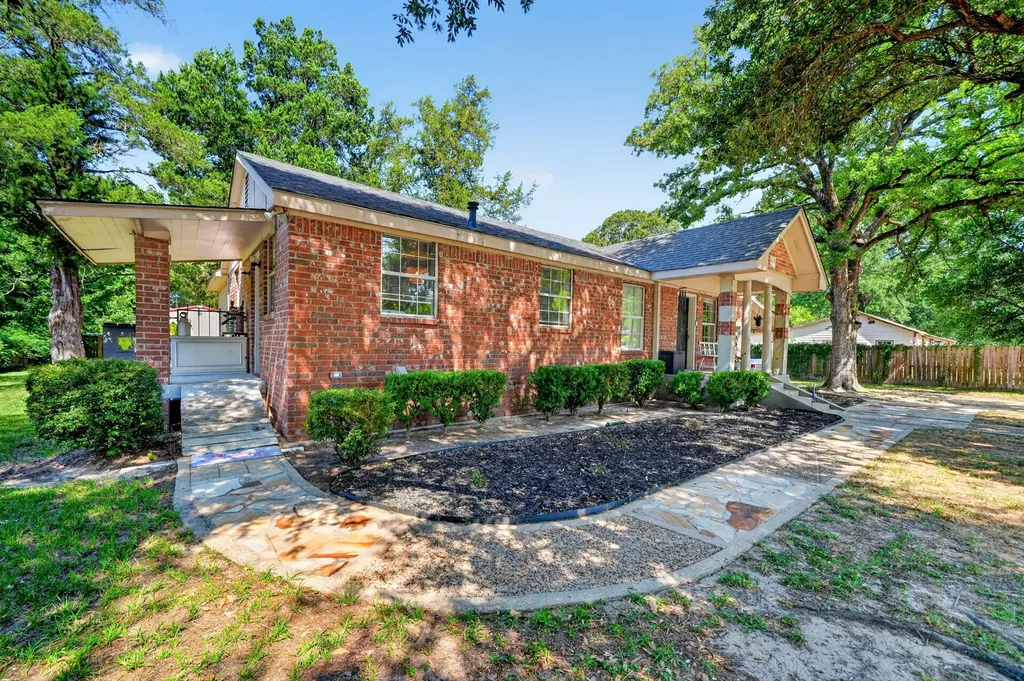 810 Edna Street Athens TX 75751