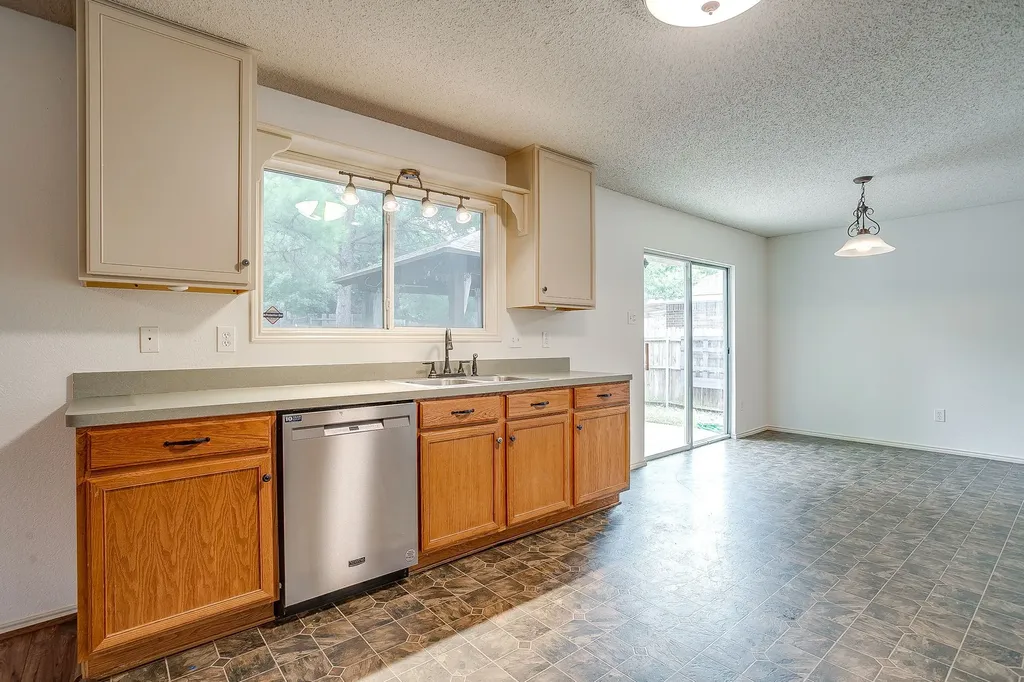 2333 Ash Grove Trail Fort Worth TX 76112