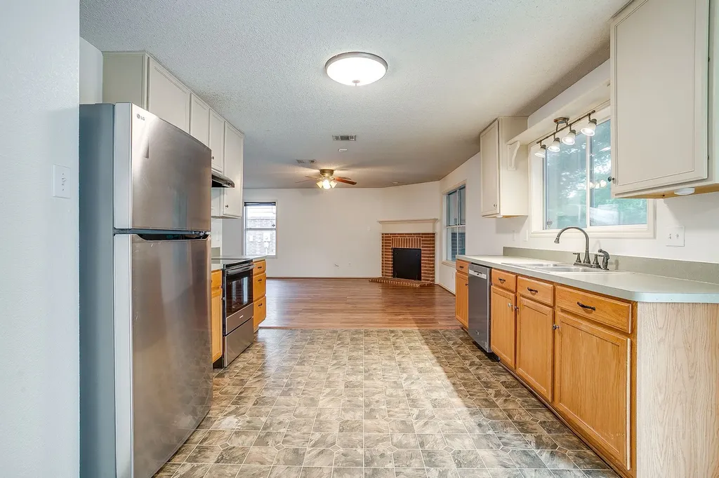 2333 Ash Grove Trail Fort Worth TX 76112