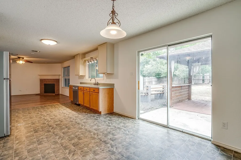 2333 Ash Grove Trail Fort Worth TX 76112