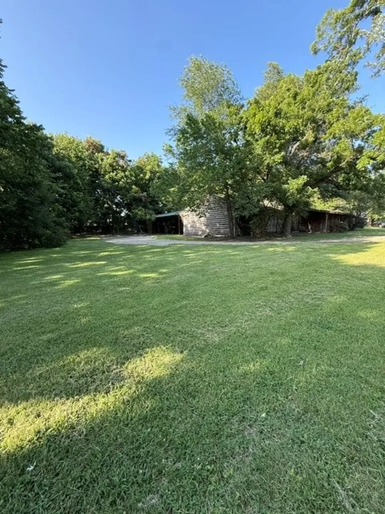 325 25th Street NE Paris TX 75460