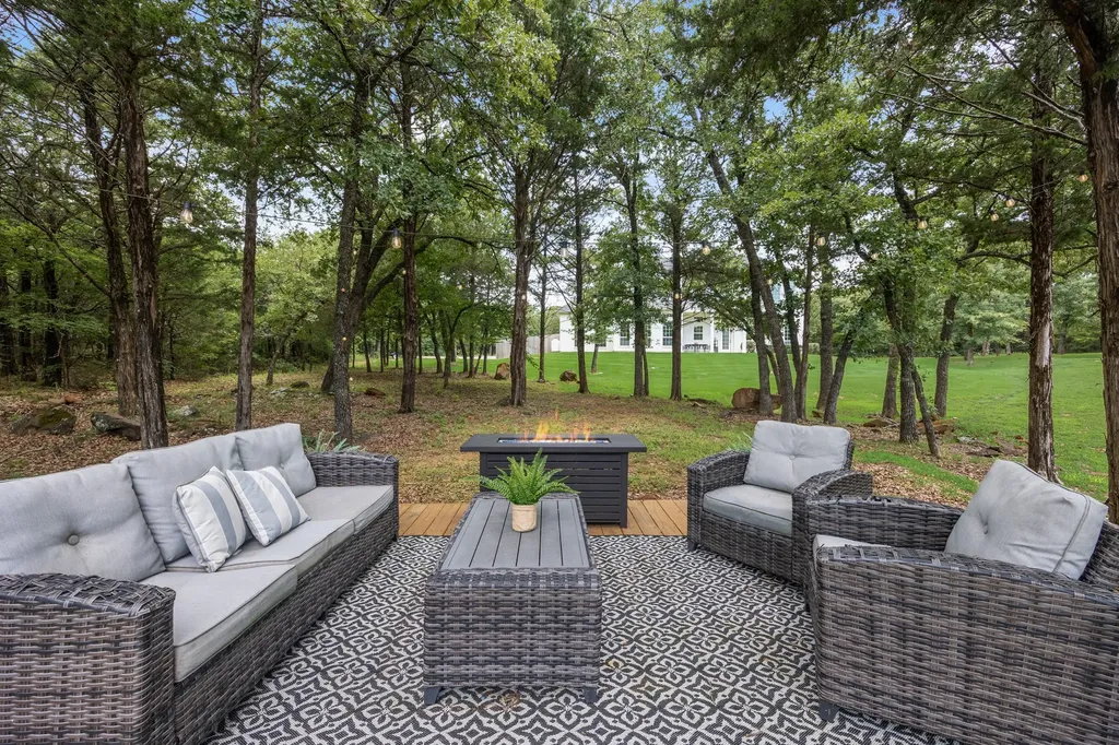 1619 Bloomfield Road Valley View TX 76272