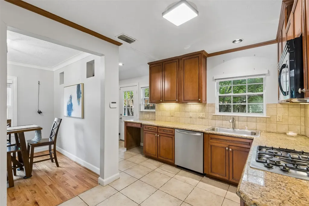 5426 Stoneleigh Avenue Dallas TX 75235