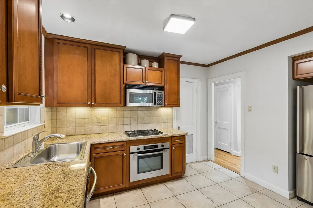 5426 Stoneleigh Avenue Dallas TX 75235