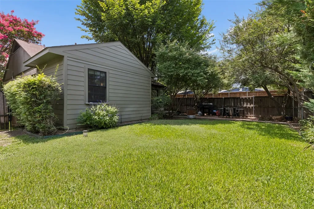 5426 Stoneleigh Avenue Dallas TX 75235